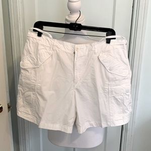 Ralph Lauren white cargo shorts with 6 pockets. Size 12. Used. Inseam: 5 7/8”.